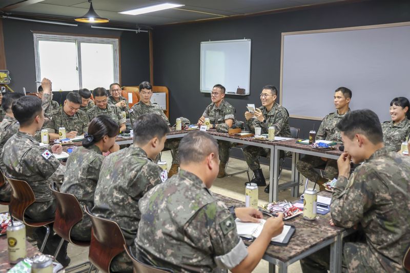 김규하 육군참모총장(오론쪽 네 번째)은 지난 8일 5사단을 방문해 AI기반 GOP과학화경계작전 시범부대와 드론을 제작·정비·교육하는 '드론공작소'를 점검하고 창끝부대 장병들과 직접 소통하며 군생(軍生) 현장을 확인했다. 김 총장이 장병들과의 간담회에서 장병들을 격려, 소통하고 있다. 육군 제공