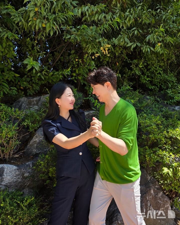 [서울=뉴시스] 전재경 기자=박수홍(오른쪽)과 아내 김다예가 지난 3일 서울 압구정에서 뉴시스와 단독 인터뷰를 가진 뒤 함께 포즈를 취하고 있다. *재판매 및 DB 금지