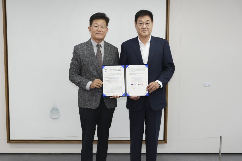 김승환(왼쪽) KT에스테이트 대표이사와 정문헌 종로구청장이 업무협약식 기념 촬영을 하고 있다.(종로구 제공)