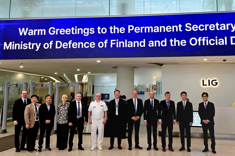 지난 8일 LIG넥스원 판교하우스에서 박종성 LIG넥스원 미래전략부문장(오른쪽 두번째)을 비롯해 풀키넨 필란드 국방부 차관 (오른쪽 세 번째), 유리 예르비아호 주한 핀란드대사(오른쪽 네 번째) 등 주요 관계자들이 포즈를 취하고 있다. LIG넥스원 제공