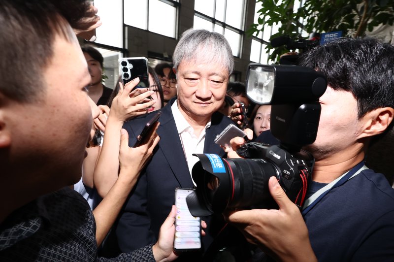 이찬진 금융감독원장이 9일 오전 서울 여의도 금융감독원 로비에서 금감원 내 금융소비자보호처 분리 및 공공기관 지정 등 최근 금융감독체계 조직 개편 반대 시위가 열리고 있는 가운데 출근하고 있다. 뉴스1 제공.