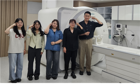 한국뇌연구원 인지과학연구그룹 뇌발달영상연구실에서 정민영 한국뇌연구원 선임연구원(오른쪽) 등 연구진들이 기념촬영을 하고 있다. 한국뇌연구원 제공