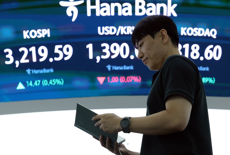 서울 중구 하나은행 본점 딜링룸. /뉴스1 ⓒ News1