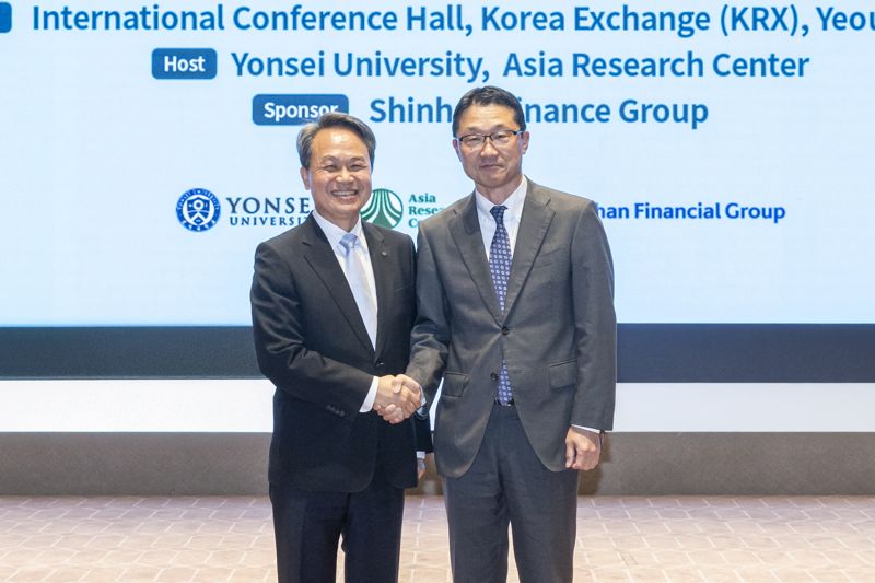 진옥동 신한금융그룹 회장(왼쪽)과 이토 유타카 일본 금융청장이 지난 8일 서울 여의도 한국거래소에서 열린 '한·일 금융협력 세미나'에서 기념촬영을 하고 있다. 신한금융 제공