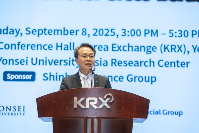 진옥동 신한금융그룹 회장이 지난 8일 서울 여의도 한국거래소에서 열린 '한·일 금융협력 세미나'에서 축사를 하고 있다. 신한금융 제공