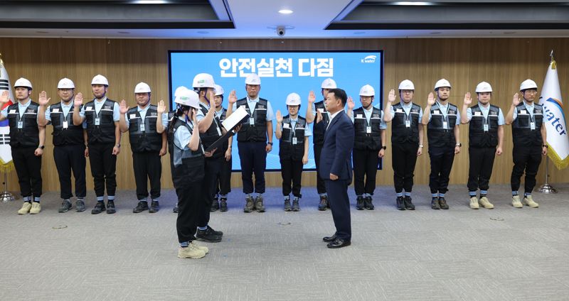지난 8일 대전 본사에서 열린 안전기동반원 임명식에서 윤석대 한국수자원공사 사장(오른쪽)이 반원 대표와 함께 안전실천을 다짐하고 있다. K-water 제공