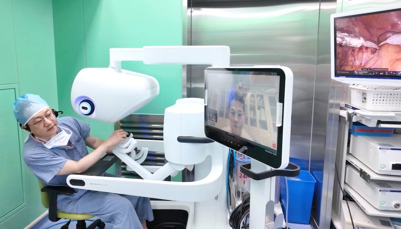 [서울=뉴시스] 고려대학교 안암병원은 비뇨의학과 강석호 교수가 일본 나고야 의과대학 켄지 젠나미 교수에게 방광암 로봇수술 술기를 원격으로 전수했다고 9일 밝혔다. (사진=고려대 안암병원 제공) 2025.09.09 photo@newsis.com *재판매 및 DB 금지