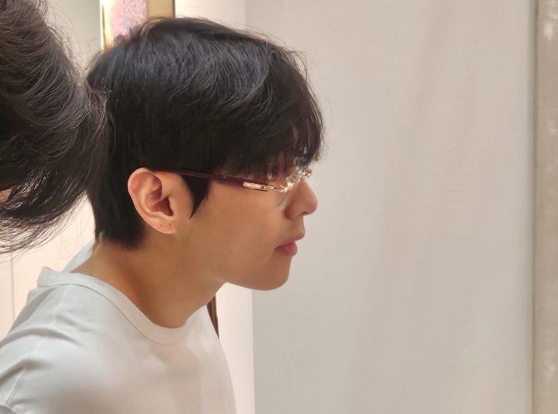 서울 온 BTS 뷔, 프리즈 전시서 포착된 근황...스타일리시 패션[N이슈]