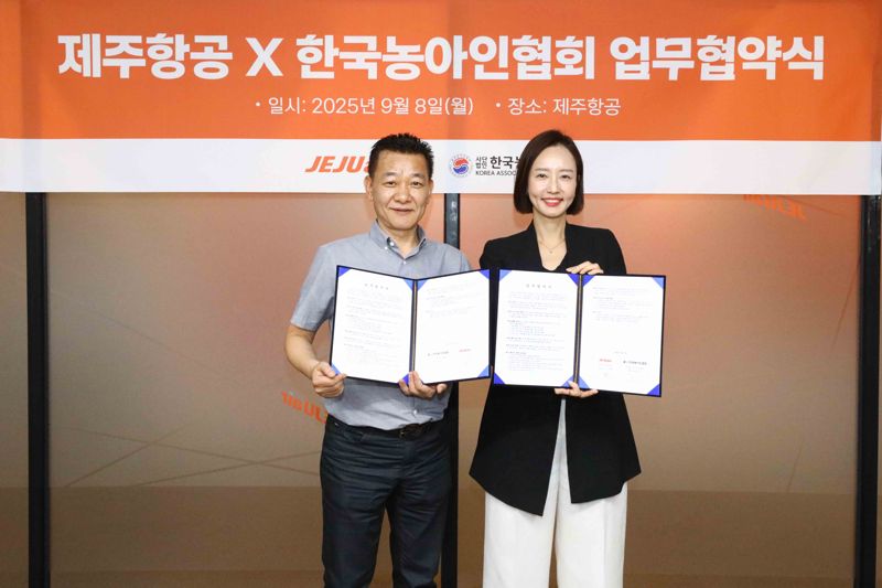 장주녀 제주항공 객실본부장(오른쪽)과 정희찬 한국농아인협회 상임이사가 지난 8일 오후 서울 강서구에 위치한 제주항공 서울지사에서 기내 수어 서비스 개발을 위한 업무협약을 체결한 뒤 기념촬영을 하고 있다. 제주항공 제공