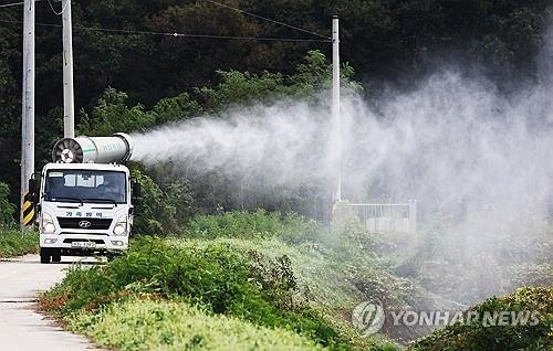 가축 방역 차량이 방역조치를 하고 있다. 연합뉴스