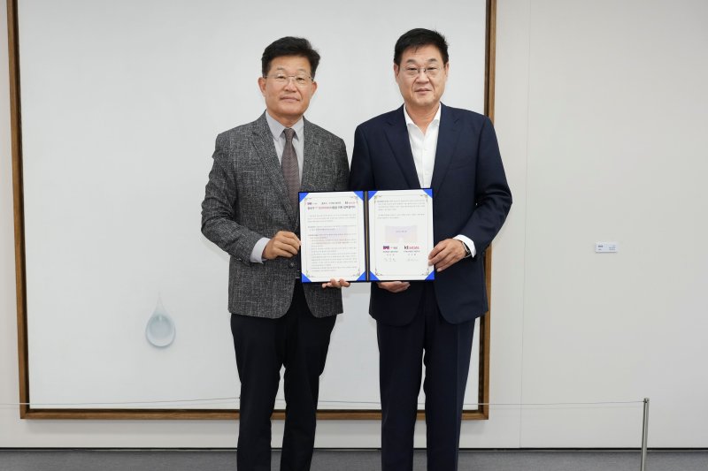 김승환 KT에스테이트 대표(왼쪽)와 정문헌 종로구청장이 지난 8일 업무협약 체결 후 기념촬영을 하고 있다. KT에스테이트 제공