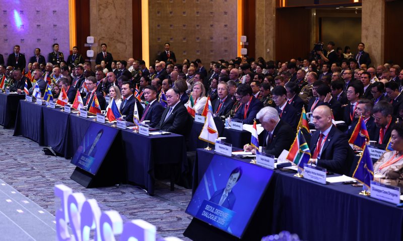 9일 오전 서울 중구 소공동 롯데호텔에서 열린 2025 서울안보대화 개회식에서 각국 대표참석자들이 안규백 국방부 장관의 개회사를 경청하고 있다. 뉴시스
