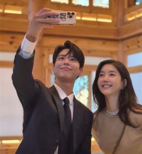 [서울=뉴시스] 배우 박보검과 SK 최태원 회장의 동거녀 티앤씨재단 김희영 이사. (사진=김희영 인스타그램) *재판매 및 DB 금지