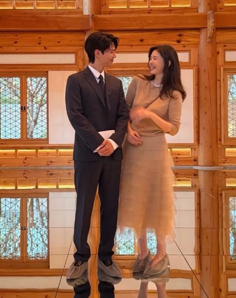 [서울=뉴시스] 배우 박보검과 SK 최태원 회장의 동거녀 티앤씨재단 김희영 이사. (사진=김희영 인스타그램) *재판매 및 DB 금지