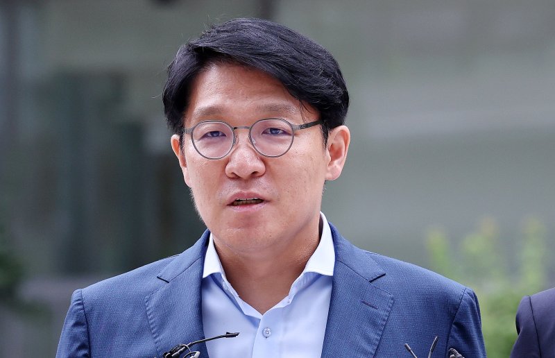 김상민 전 부장검사가 9일 서울 종로구 광화문에 마련된 김건희 특검팀 사무실에 조사를 받기 위해 출석하고 있다. 2025.9.9/뉴스1 ⓒ News1 박지혜 기자