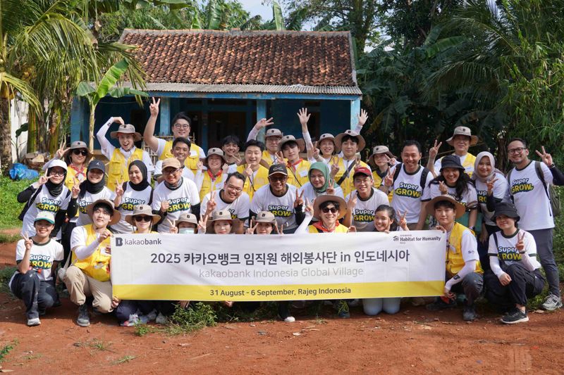 지난 8월 31일부터 9월 6일까지 인도네시아 라젝 지역에서 임직원 봉사활동이 진행됐다. 활동에 참여한 카카오뱅크 임직원 20명과 인도네시아 현지 파트너 은행인 슈퍼뱅크 직원 30여 명을 포함한 50명 규모의 봉사단이 기념 촬영을 하고 있다. 카카오뱅크 제공