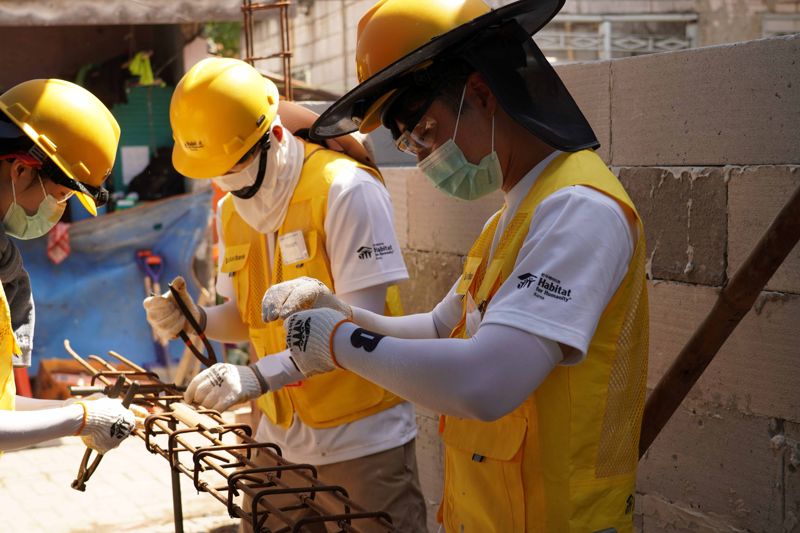 카카오뱅크 임직원들이 인도네시아 라젝지역에서 진행된 신축 주택 건설 봉사활동에 참여하고 있다. 이번 활동을 통해 카카오뱅크는 총 17채의 주택을 기부했다. 카카오뱅크 제공