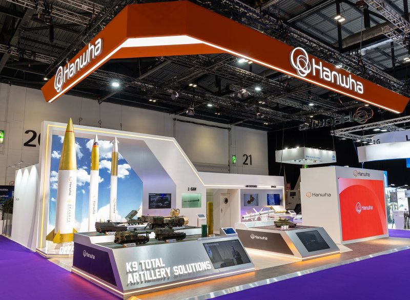 영국 런던에서 9~12일 진행되는 글로벌 방산 전시회 DSEI에 참가한 한화 전시관에 K9 자주포, 천무 유도탄, 모듈화 장약(MCS) 등 유럽 전장환경에 최적화된 제품들이 전시돼 있다.(한화에어로스페이스 제공)