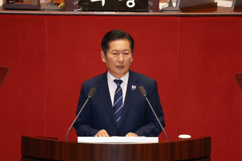 [서울=뉴시스] 고승민 기자 = 정청래 더불어민주당 대표가 9일 서울 여의도 국회에서 열린 제429회국회(정기회) 제2차 본회의에서 교섭단체 대표연설을 하고 있다. 2025.09.09. kkssmm99@newsis.com