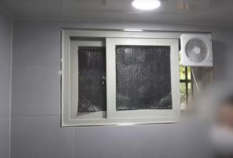 [뉴시스] 서울 용산구의 한 빌라에서 샤워 중인 여성을 노려 사흘간 매일 훔쳐본 남성의 행각이 드러났다. 사진은 피해자의 욕실 창문. (사진 = 'JTBC News' 유튜브 캡처) 2025.09.09. *재판매 및 DB 금지