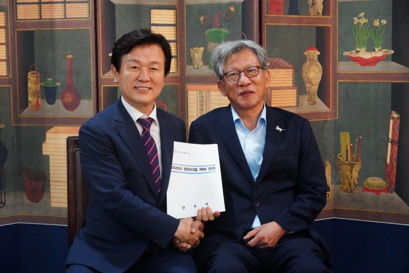 조규일 진주시장은 지난 5일 유홍준 국립중앙박물관장을 만나 ‘국립현대미술관 진주관’ 건립의 협조를 요청했다(진주시 제공. 재판매 및 DB금지).