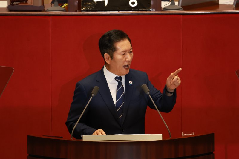 [서울=뉴시스] 고승민 기자 = 정청래 더불어민주당 대표가 9일 서울 여의도 국회에서 열린 제429회국회(정기회) 제2차 본회의에서 교섭단체 대표연설을 하고 있다. 2025.09.09. kkssmm99@newsis.com