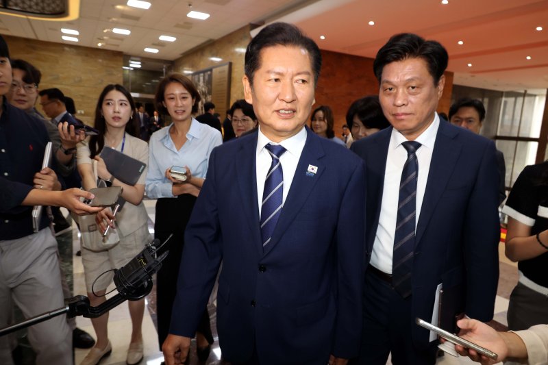 [서울=뉴시스] 조성봉 기자 = 정청래 더불어민주당 대표가 9일 오전 서울 여의도 국회 본회의장으로 향하며 취재진에게 질문세례를 받고 있다. 2025.09.09. suncho21@newsis.com