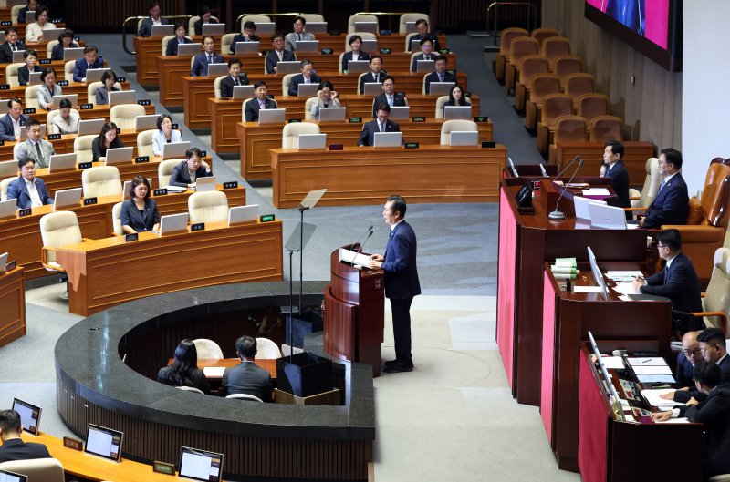 [서울=뉴시스] 김금보 기자 = 정청래 더불어민주당 대표가 9일 오전 서울 여의도 국회에서 열린 제429회국회(정기회) 제2차 본회의에서 교섭단체 대표연설을 하고 있다. 2025.09.09. kgb@newsis.com