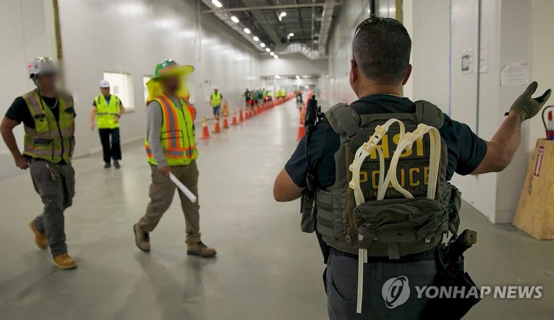 美, 韓현장 이민단속 사진 공개 (출처=연합뉴스)