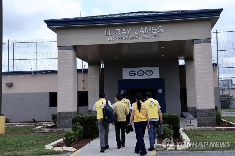 구금시설 향하는 신속대응팀 (출처=연합뉴스)