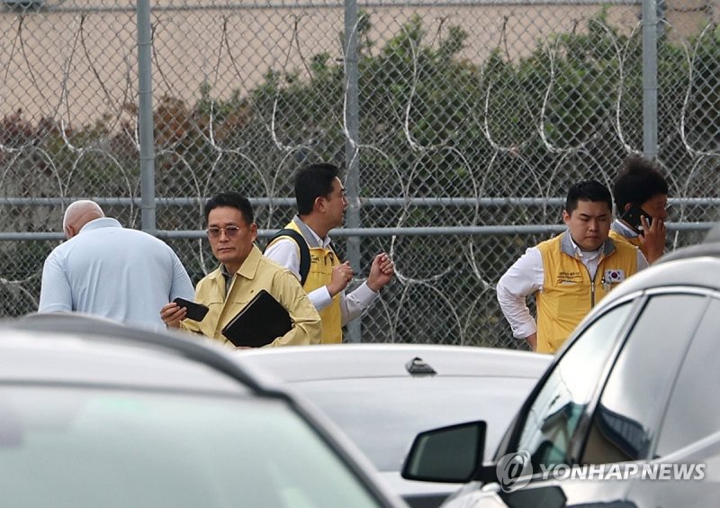 ICE와 교섭 마치고 이동하는 조기중 총영사 (출처=연합뉴스)