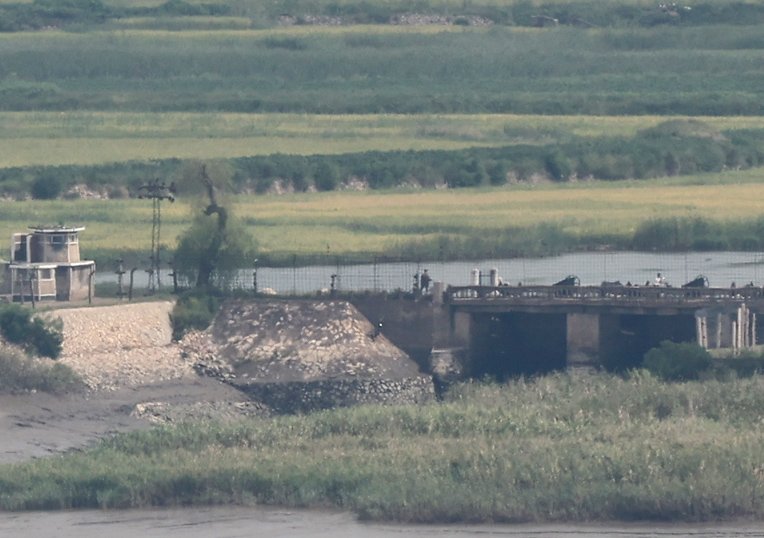 북한의 정권수립일(9.9절)을 하루 앞둔 지난달 8일 인천 강화군 강화평화전망대에서 바라본 북한 황해북도 개풍군의 한 마을 인근 다리에서 북한군이 경계근무를 서고 있다. 뉴시스