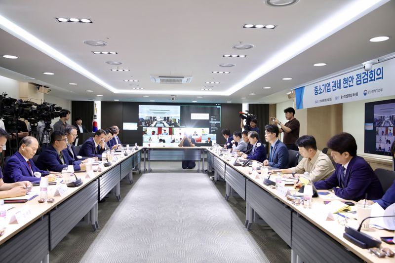 노용석 중소벤처기업부 차관(오른쪽 세번째)이 9일 서울 영등포구 중소기업중앙회에서 열린 '중소기업 관세 현안 점검회의'에서 모두 발언을 하고 있다. 중소벤처기업부 제공