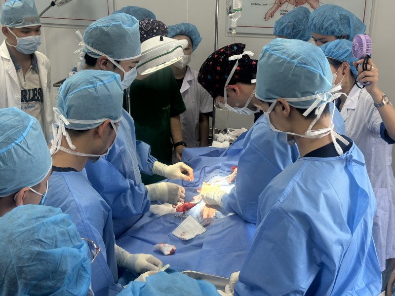 [전주=뉴시스]윤난슬 기자 = 전북대는 지난 8월 진행한 3차년도 2차 파견을 통해 빈대학에 '첨단 축산·수의학 실습실(공동실험·실습센터)'을 개소하고, 수의학 실습교육과 산학협력 활동을 성공적으로 마쳤다고 9일 밝혔다. (사진=전북대 제공) photo@newsis.com