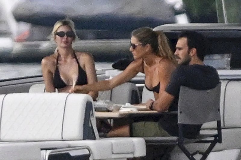 [뉴시스] 요트에서 식사 중인 이방카 트럼프와 지젤 번천 등의 모습. (사진=페이지식스) 2025.9.9 *재판매 및 DB 금지