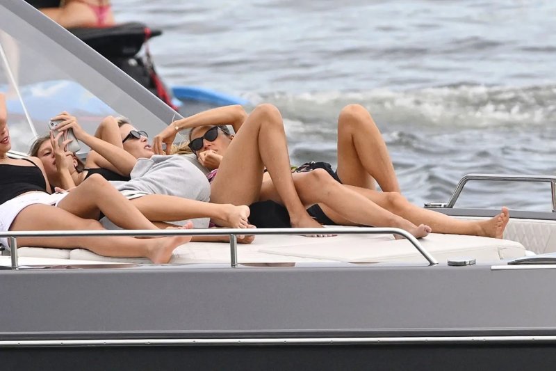 [뉴시스] 일광욕을 즐기는 지젤 번천 등의 모습. (사진=페이지식스) 2025.9.9 *재판매 및 DB 금지