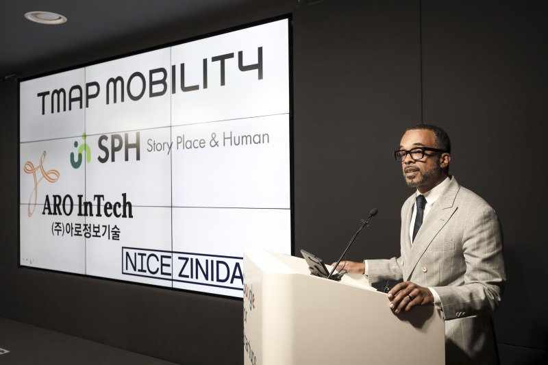 [서울=뉴시스] 정병혁 기자 = 크리스 터너 구글 대외협력 정책 지식 및 정보 부문 부사장이 9일 서울 강남구 구글 스타트업 캠퍼스에서 열린 구글 지도 기자간담회에서 발표를 하고 있다. 2025.09.09. jhope@newsis.com /사진=뉴시스