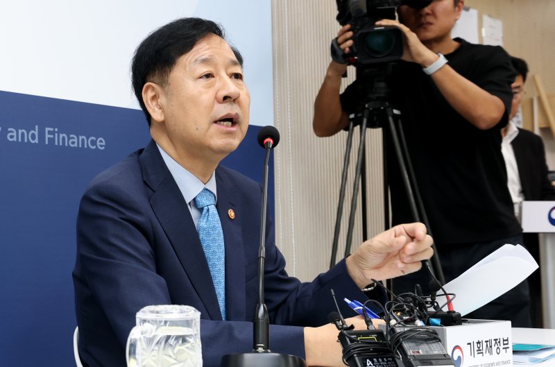 구윤철 경제부총리 겸 기획재정부 장관이 8일 오전 세종시 정부세종청사에서 열린 출입기자단 간담회에 참석하여 현안 관련 내용을 설명하고 있다. 2025.9.8/뉴스1 ⓒ News1 김기남 기자