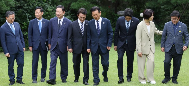 [서울=뉴시스] 황준선 기자 = 김민석 국무총리가 7일 서울 종로구 삼청동 국무총리 서울공관에서 열린 제3차 고위당정협의회에 앞서 더불어민주당 정청래 대표, 강훈식 대통령 비서실장과 기념촬영을 한뒤 회의장으로 향하고 있다. (공동취재) 2025.09.07. photo@newsis.com