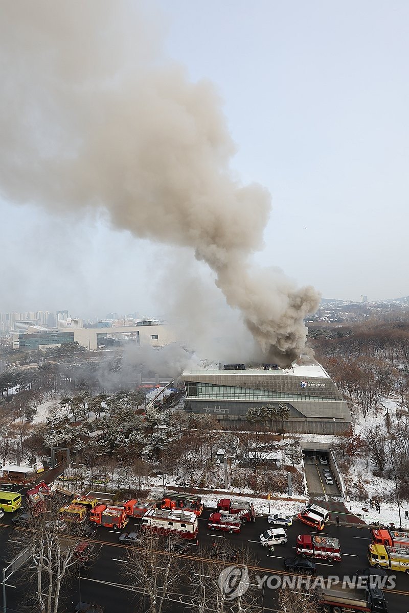 국립한글박물관 화재…진압 시도하는 소방당국 (출처=연합뉴스)