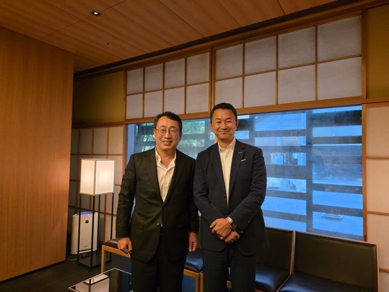 유영상 SK텔레콤 대표(왼쪽)와 마에다 요시아키 NTT 도코모 CEO가 기념촬영을 하고 있다. 유 대표 링크드인 캡처