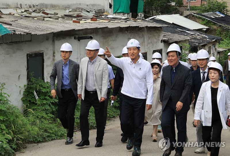 오세훈 서울시장, '백사마을' 재개발 현장 점검 (출처=연합뉴스)