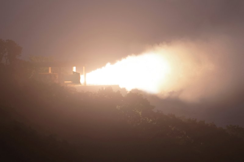 (평양 노동신문=뉴스1) = 북한 노동당 기관지 노동신문은 9일 "김정은 총비서 동지께서 탄소섬유고체발동기 지상분출시험을 참관했다"면서 김 총비서가 국가 핵무력 확대 발전에 관한 당과 정부의 전략적 구상을 피력하고 일련의 '중대한 과업과 방향'을 제시했다고 보도했다. [국내에서만 사용가능. 재배포 금지. DB 금지. For Use Only in the Republic of Korea. Redistribution Prohibited] rodongphoto@news1.kr