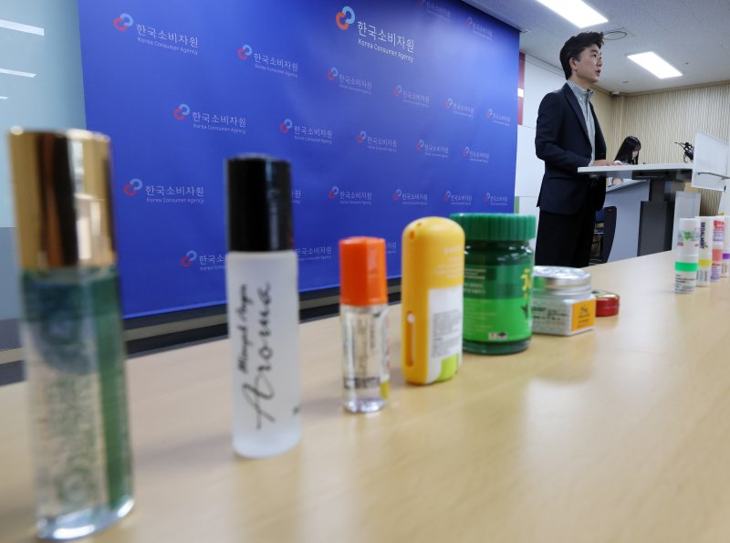 [서울=뉴시스] 배훈식 기자 = 심성보 한국소비자원 안전감시국 식의약안전팀장이 9일 오전 서울 송파구 한국소비자원 서울강원지원에서 국내 유통 허브 오일 제품 안전 실태조사 결과를 발표하고 있다. 한국소비자원은 조사대상 15개 전 제품에 알레르기 유발성분 미표시가 확인됐다며 사용에 주의할 것을 당부했다. 2025.09.09. dahora83@newsis.com <저작권자ⓒ 공감언론 뉴시스통신사. 무단전재-재배포 금지.> /사진=뉴시스화상