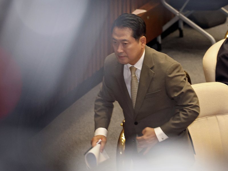 장동혁 국민의힘 대표가 9일 오전 서울 여의도 국회에서 열린 제429회국회(정기회) 제2차 본회의에서 정청래 더불어민주당 대표의 교섭단체 대표연설 도중 자리를 옮기고 있다. 뉴시스