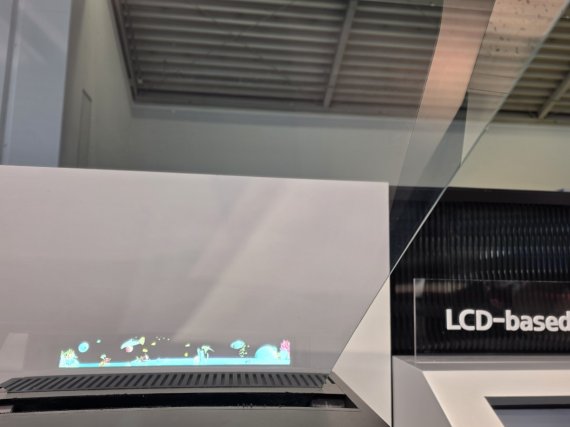 독일 뮌헨에서 열린 IAA 모빌리티 2025에서 뮌헨 메세에 마련된 현대모비스 프라이빗 부스가 설치된 가운데 '홀로그래픽 윈드쉴드 디스플레이(HWD) 관련 기술이 전시된 모습. 사진=김학재 기자