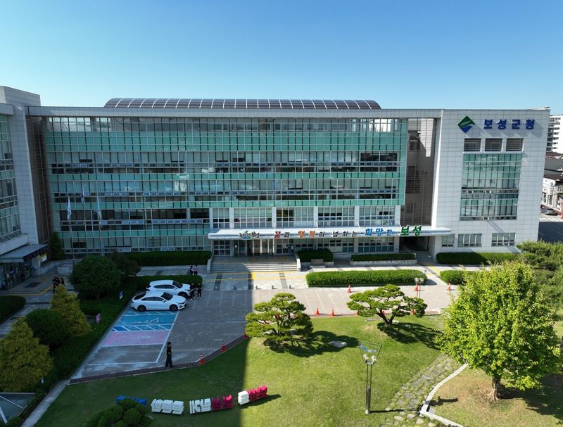 전남 보성군<사진>은 지난 8일 열린 제314회 보성군의회 임시회 본회의에서 2025년도 제3회 추가경정예산 8369억원을 최종 확정해 개청 이래 처음으로 예산 8000억원을 돌파하며 본격적인 재정 도약의 시대를 열었다고 밝혔다. 보성군 제공