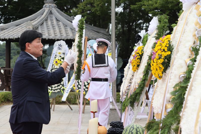 문경복 옹진군수가 9일 영흥도 X-RAY작전 특수임무전사자 14위를 기리는 추모식에서 분향하고 있다. 옹진군 제공.