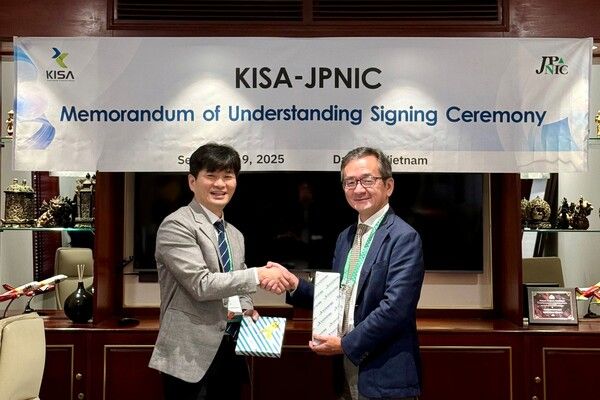 박정섭 KISA 센터장(왼쪽)이 9일 마에무라 아키노리 JPNIC CPO와 베트남 다낭에서 업무협약 체결 후 기념촬영을 하고 있다. KISA 제공