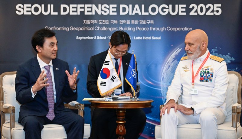 안규백 국방부 장관이 9일 서울 중구 롯데호텔에서 서울안보대화 참석을 계기로 한국을 방문한 주세페 카보 드라고네 북대서양조약기구(NATO) 군사위원장과 양자회담을 하고 있다. 국방부 제공